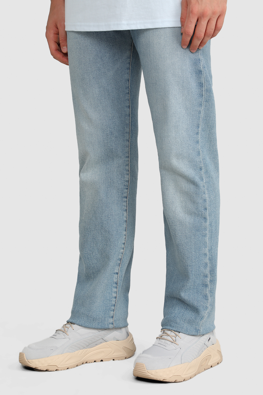 תמונת כל הלוק של נעלי סניקרס אר אס